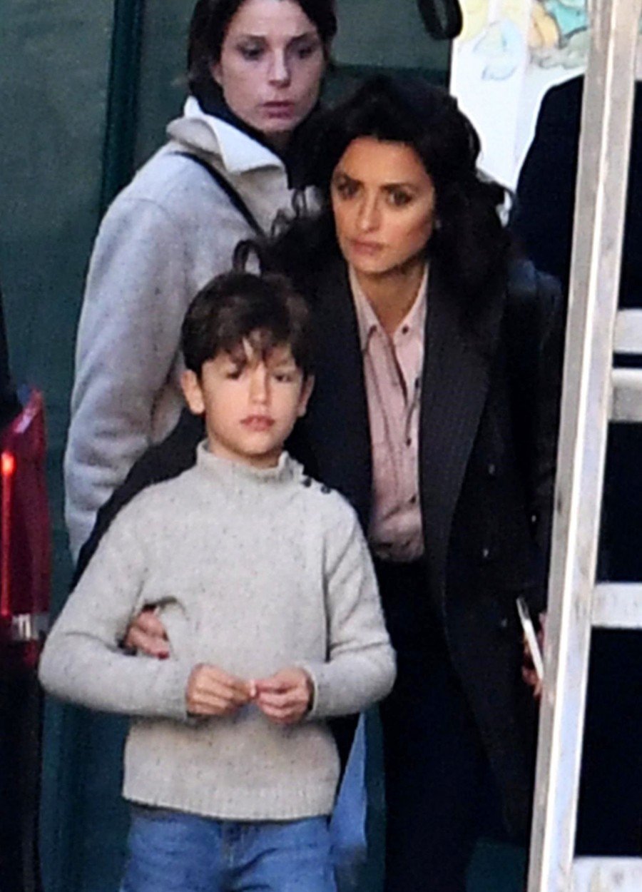 *EXCLUSIVE* Penelope Cruz and her son Leonardo in Naples - Woman
